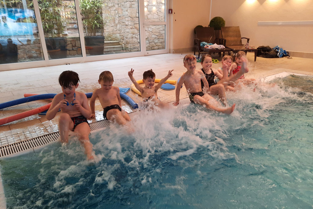 Kindergarten- und Grundschulkinder lernen im Haller COURT HOTEL Schwimmen