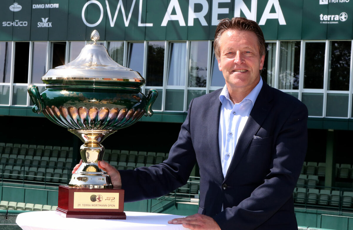 Ralf Weber mit Siegerpokal