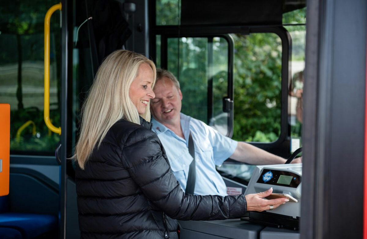 Busfahrer und Fahrgast