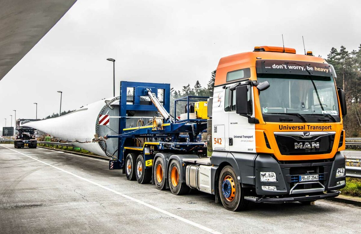 Schwerlasttransporter auf Autobahnparkplatz