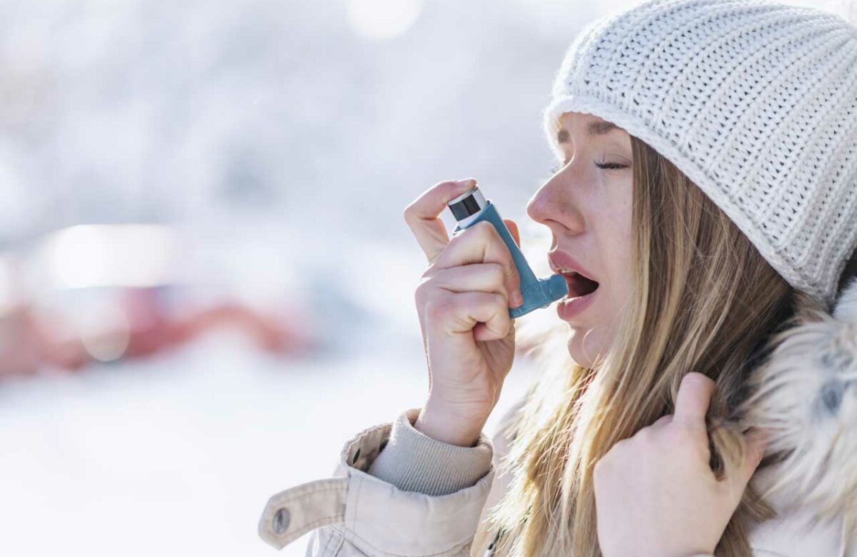 Mädchen mit Asthma in verschneiter Umgebung