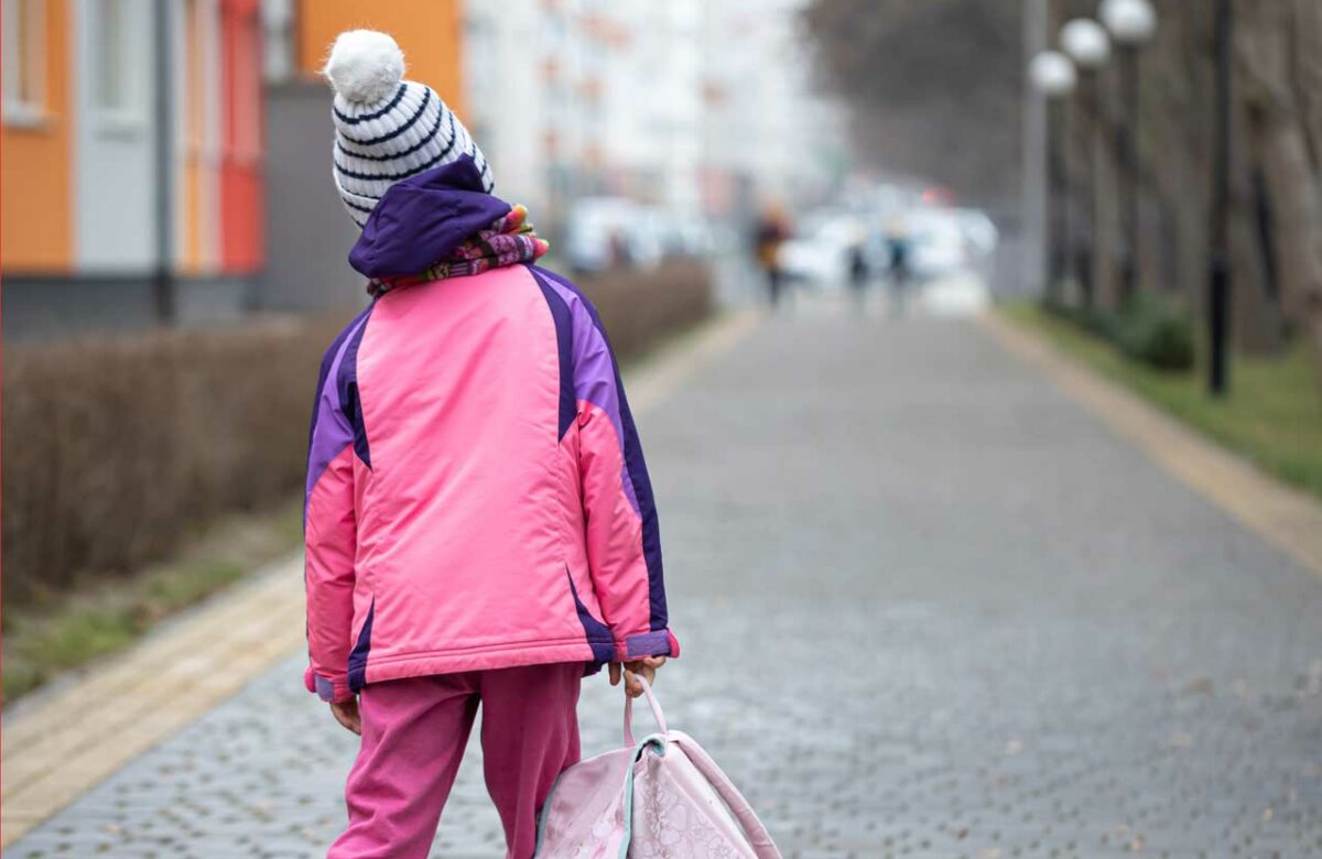 Grundschulkind auf dem Schulweg