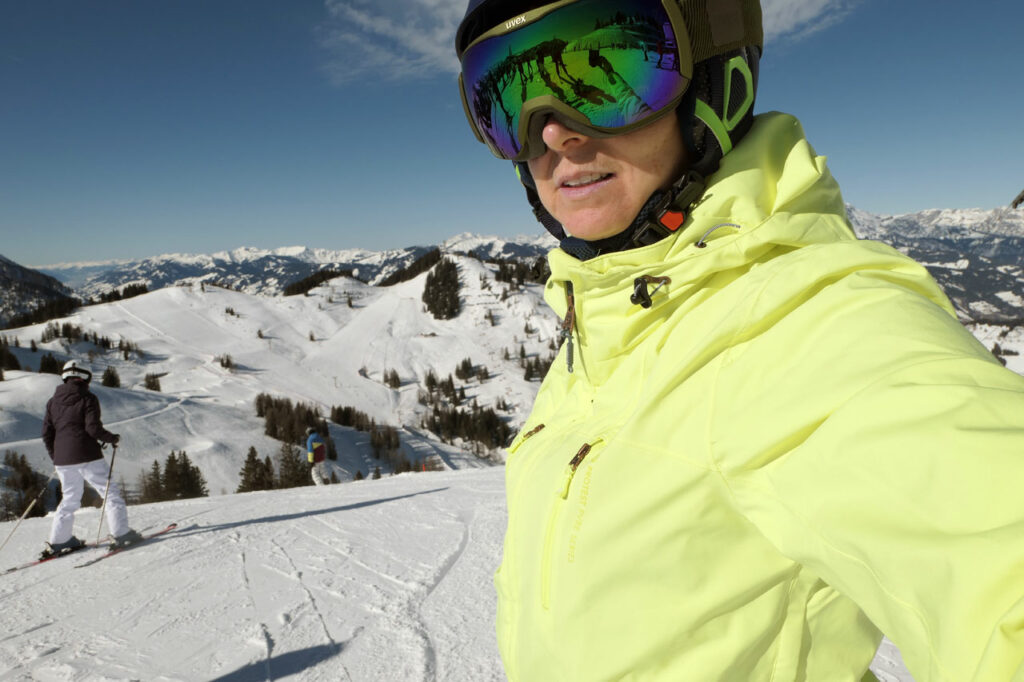Skifahrerin mit Helm