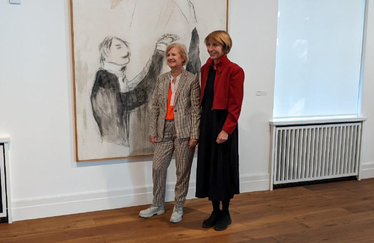 Zwei Damen in der Ausstellung