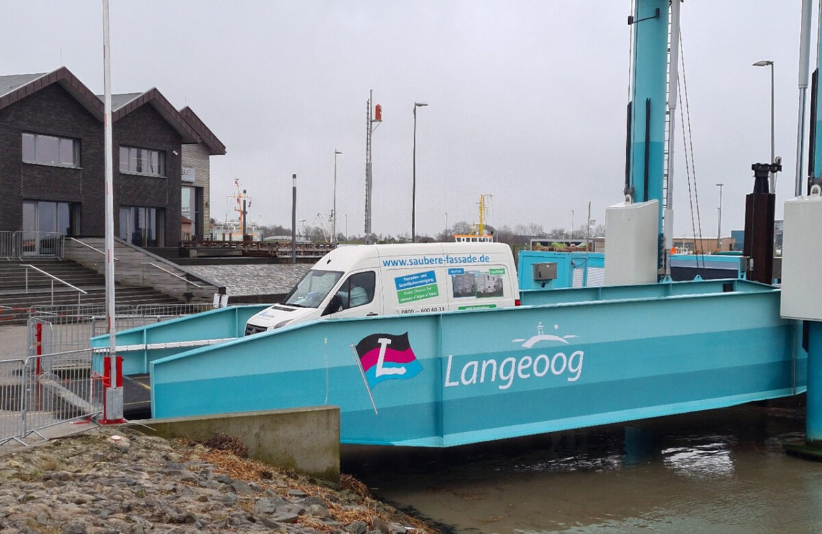 Einsatzfahrzeug auf Faehre-Langeoog