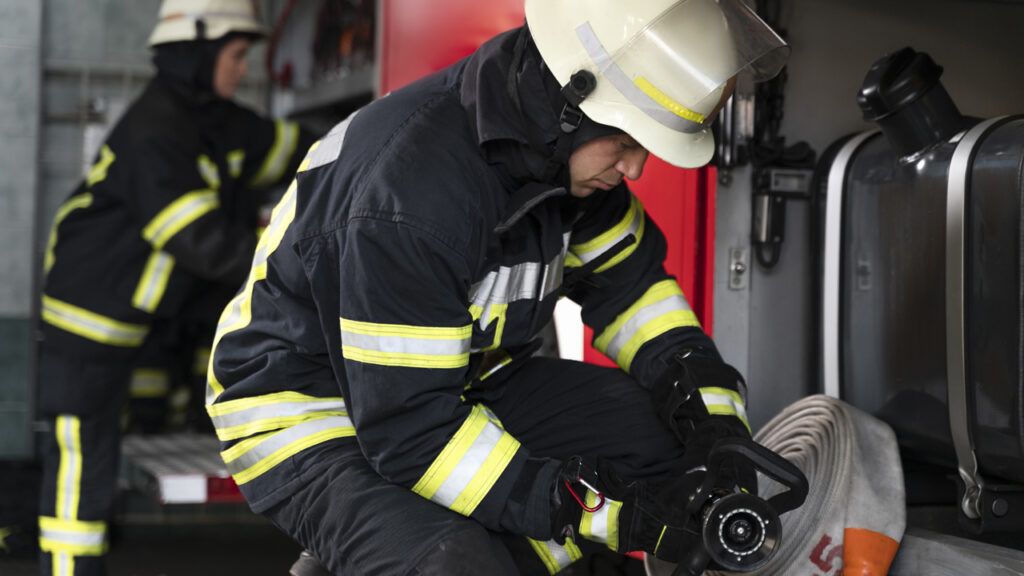 Zwei Feuerwehrmaenner